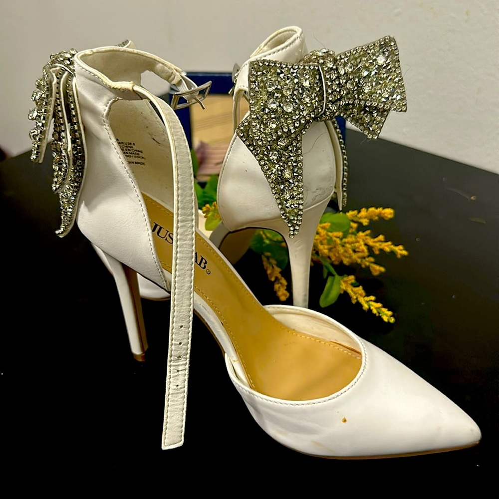 Cute butterfly high heeled pump. JustFab white size 8